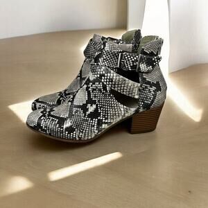 Fergalicious Kelsey Women's Sz 8.5M Faux Snakeskin Buckle Heeled Ankle Boots